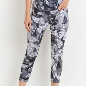 Monochrome Kaleidoscope Camo Print Leggings